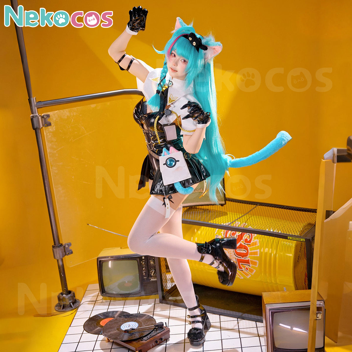 Nekocos Game Neverness to Everness Cosplay Elite Operative Mint Cosplay Costume | Custom-Tailor model posing in a vibrant setting.